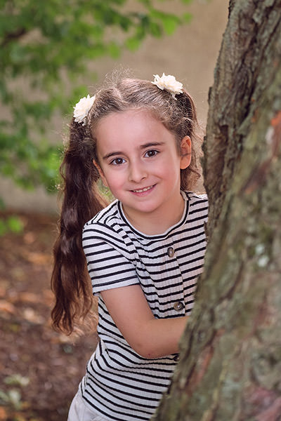 natürliches Kinderfoto in der Kita beim Verstecken spielen